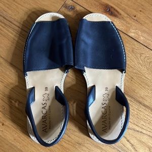 Avarcas Spanish Sandals. Black. Never worn. Size 39.
